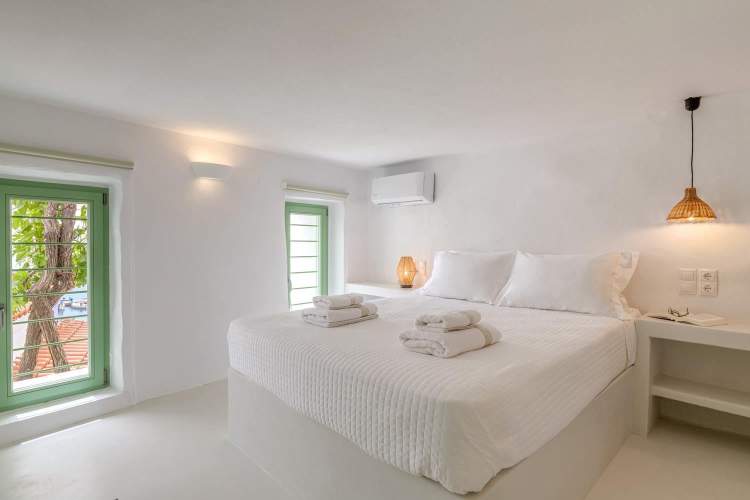 Demilia Luxury Suites Batsi  Room photo
