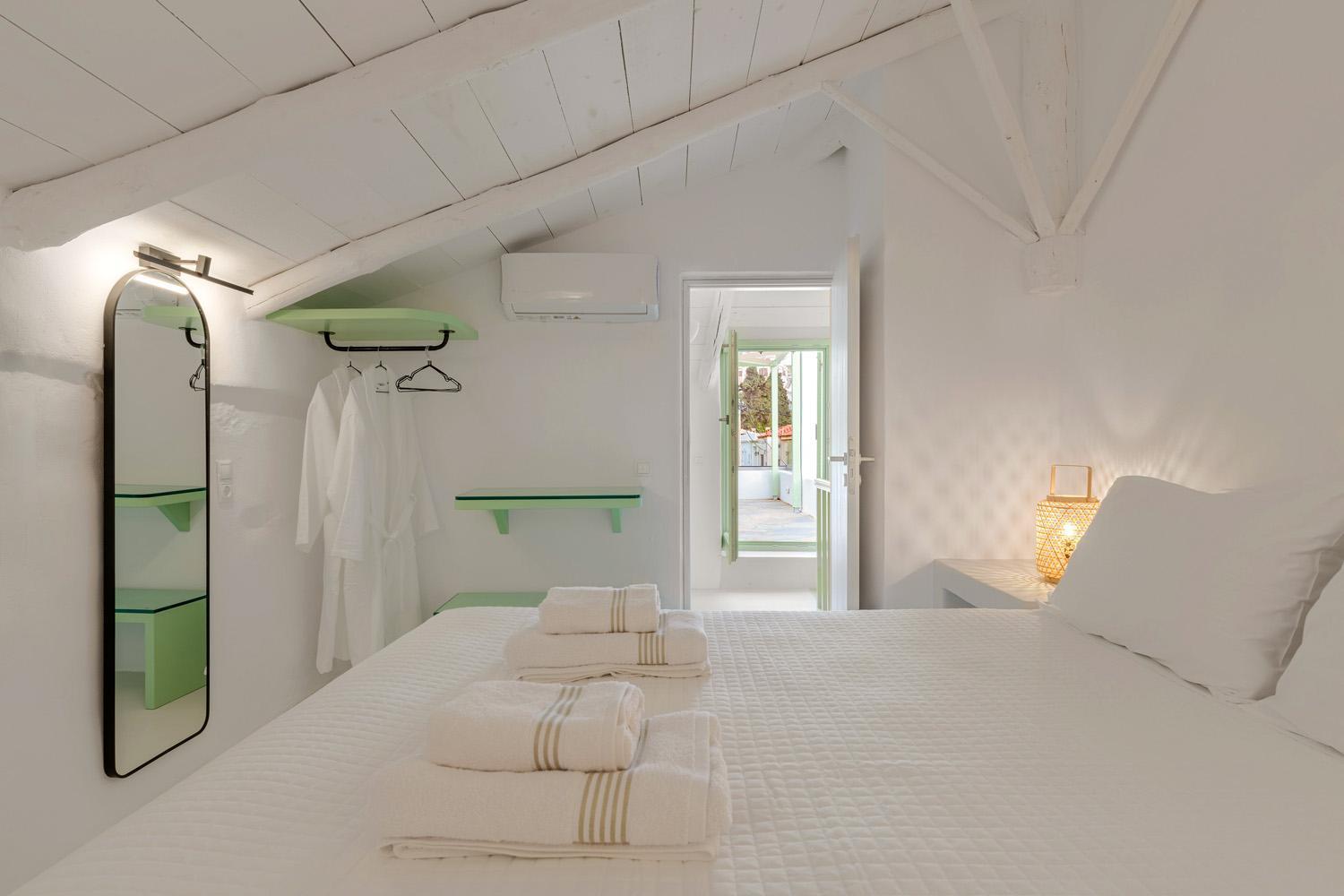 Demilia Luxury Suites Batsi  Room photo