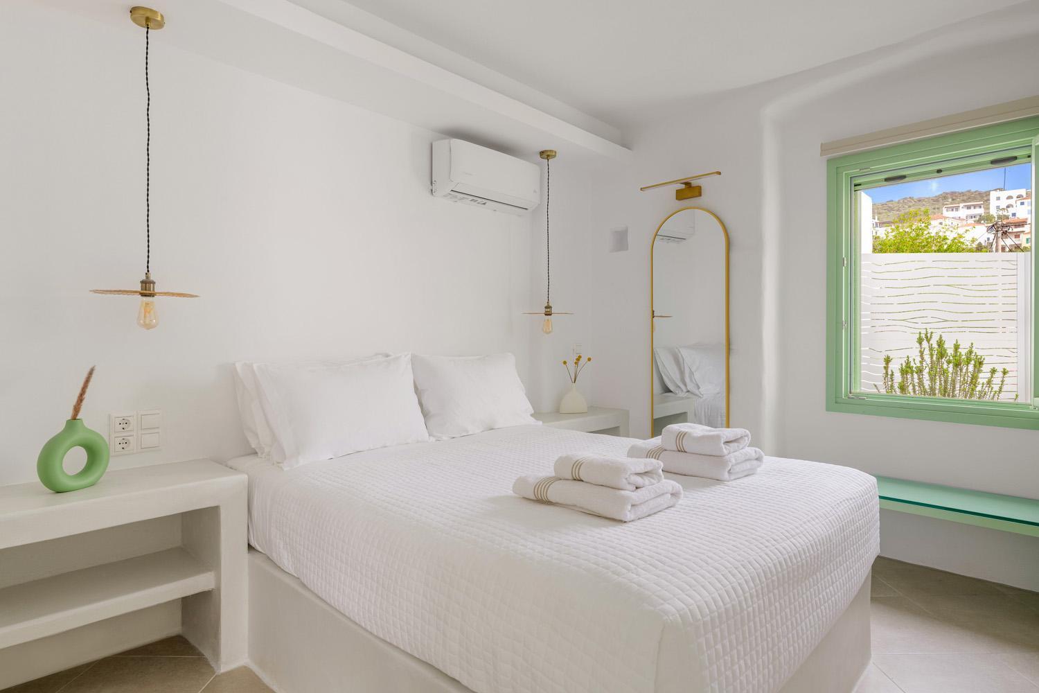 Demilia Luxury Suites Batsi  Room photo